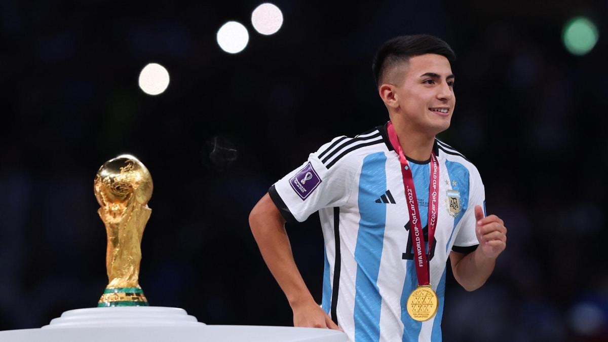 Thiago Almada, su medalla de campeón del Mundo y la Copa.