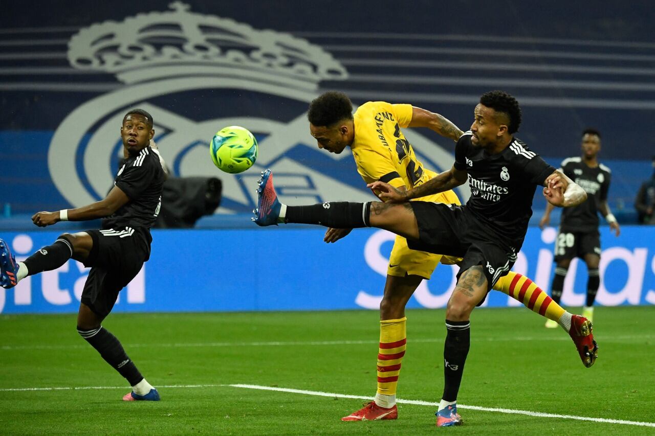 Aubameyang anticipa al austríaco Abala para poner el primer gol del Barcelona 