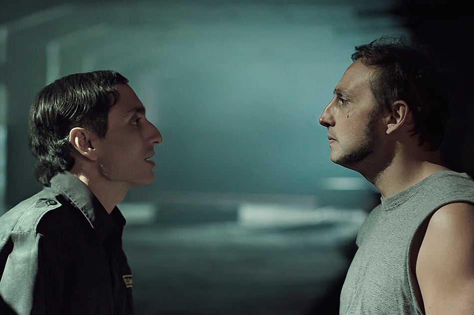 El guardia cárcel Osmar (Diego Gallardo) y Bardo (Ariel Staltari) 