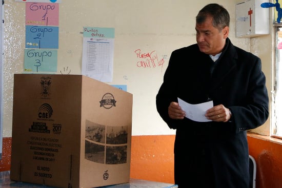 Correa votó en Quito y rechazó "que se hable de fraude con pruebas falsas, sin siquiera una denuncia formal"