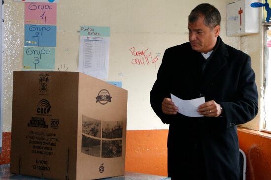 Correa votó en Quito y rechazó "que se hable de fraude con pruebas falsas, sin siquiera una denuncia formal"
