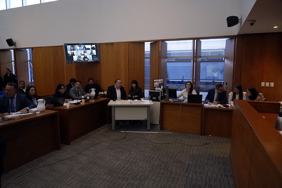 Sólo abogados y fiscales. Los imputados la vieron por videoconferencia.