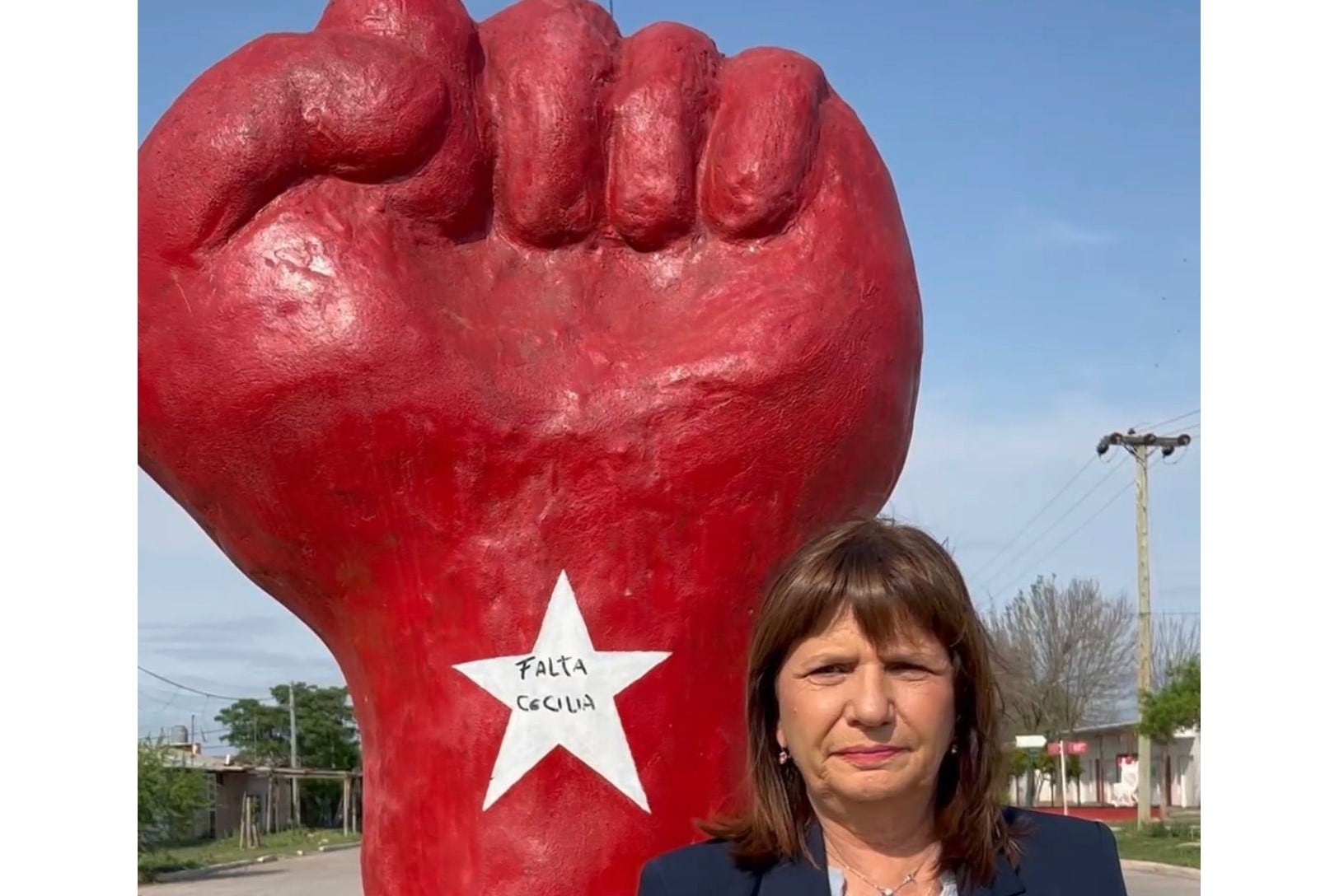 Patricia Bullrich se fue repudidada del barrio Emerenciano Sena.