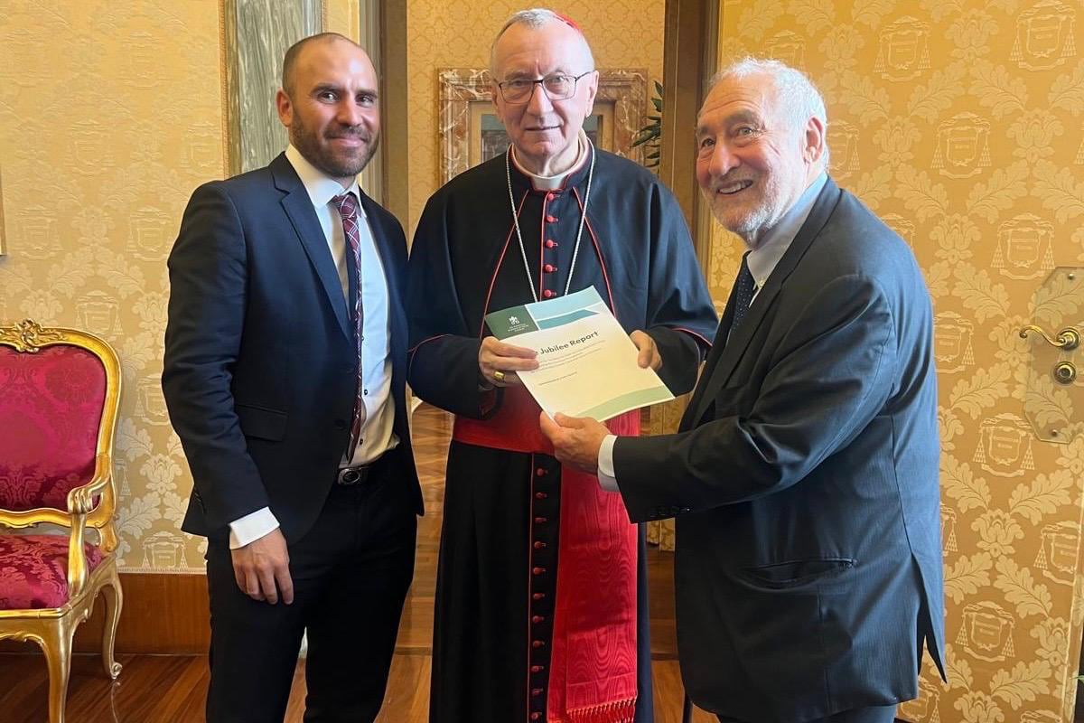 Pietro Parolin, secretario de Estado del Vaticano, con Martín Guzmán, Joseph Stiglitz y el informe económico