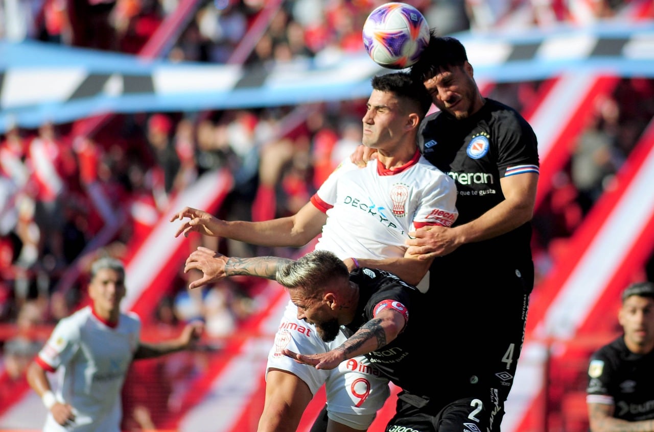 Cordero, autor del gol de apertura, disputa con Torren y Mac Allister