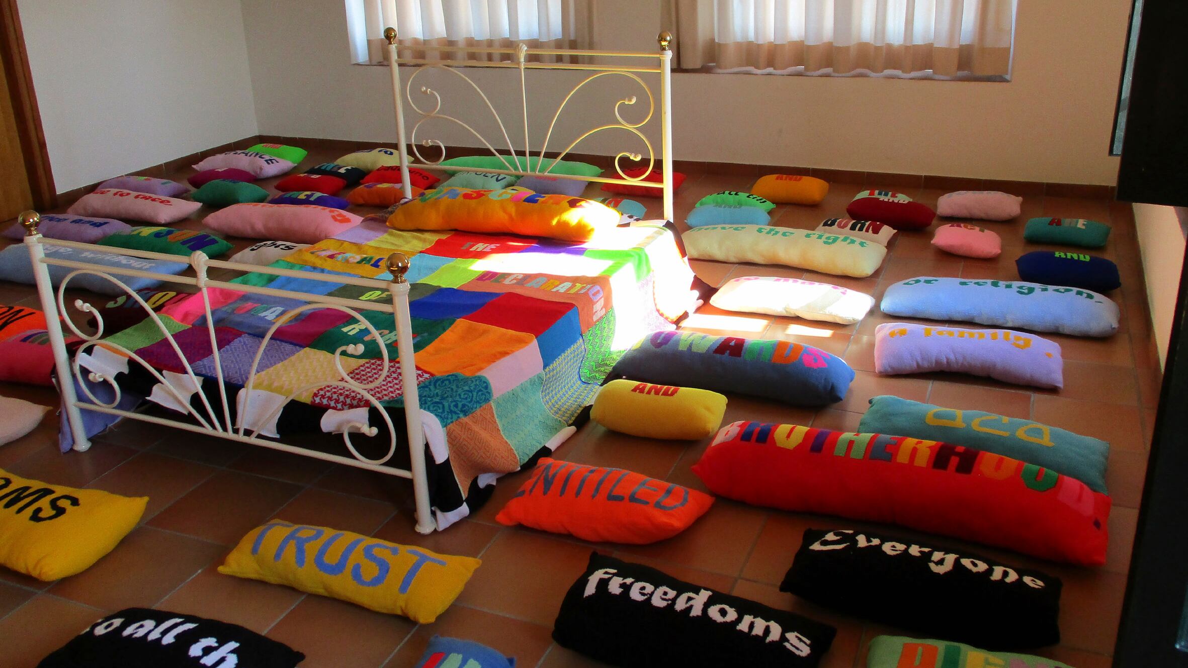 La instalación Knittings (Tejidos) de Rebecca Scott.