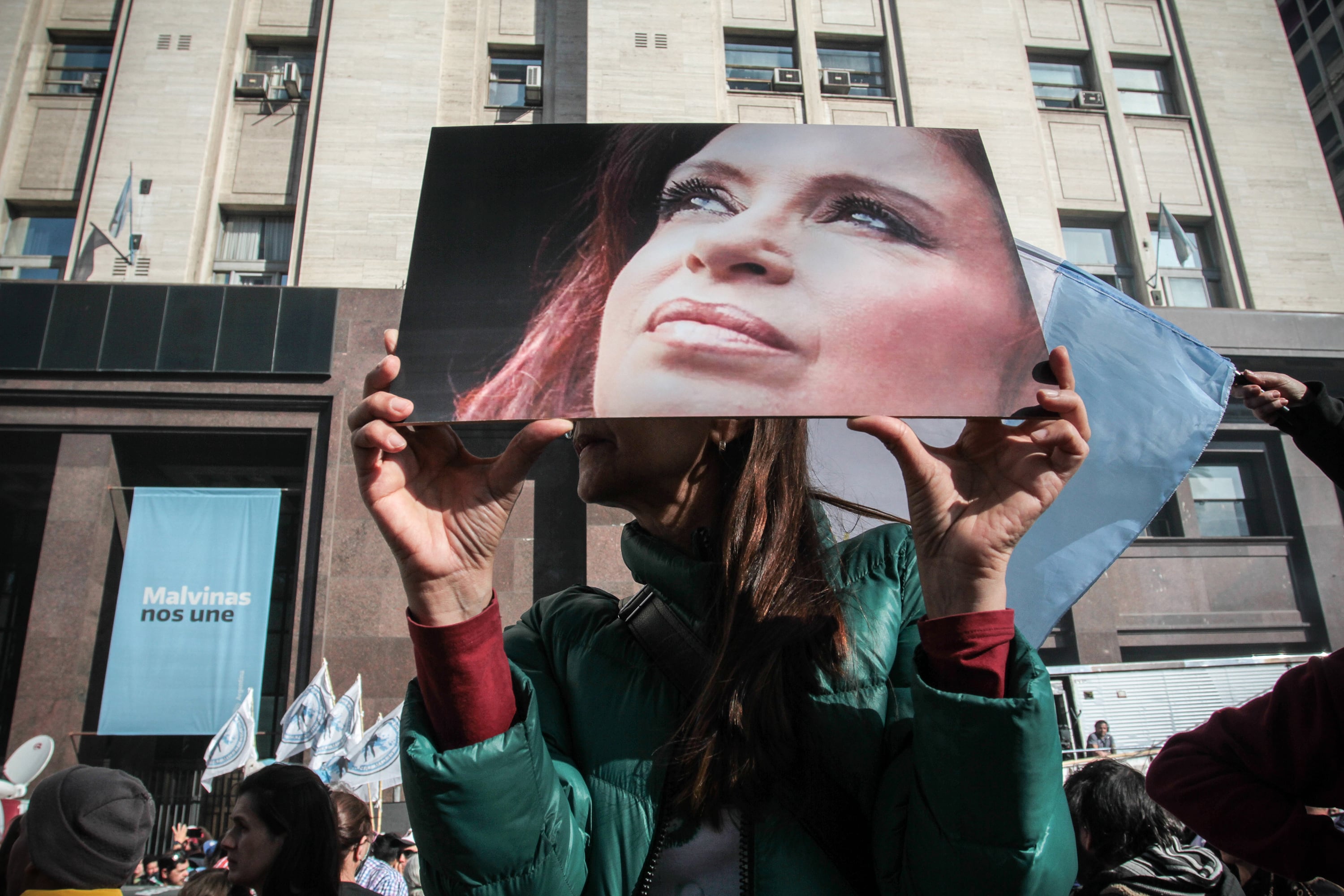 En la Plaza se congregó la gente que llegó para expresar su apoyo y solidaridad con la vicepresidenta