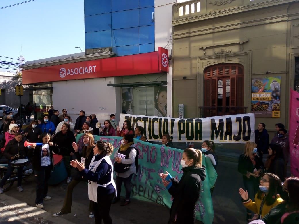 Familiares y amigos esperando a la salida de la Cámara Penal.