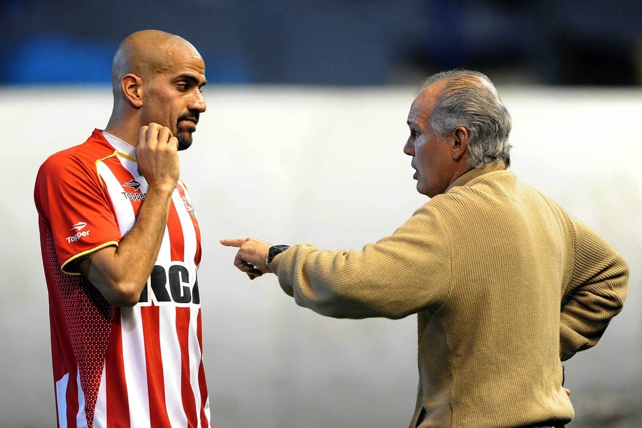 Sabella dándole indicaciones a Juan Sebastián Verón.