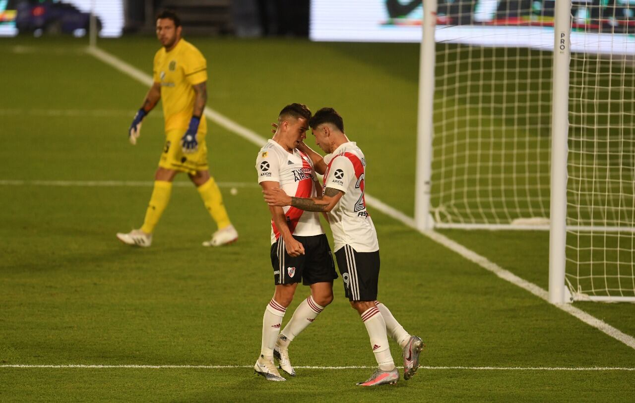 Borré y Montiel festejan el gol de penal del defensor.
