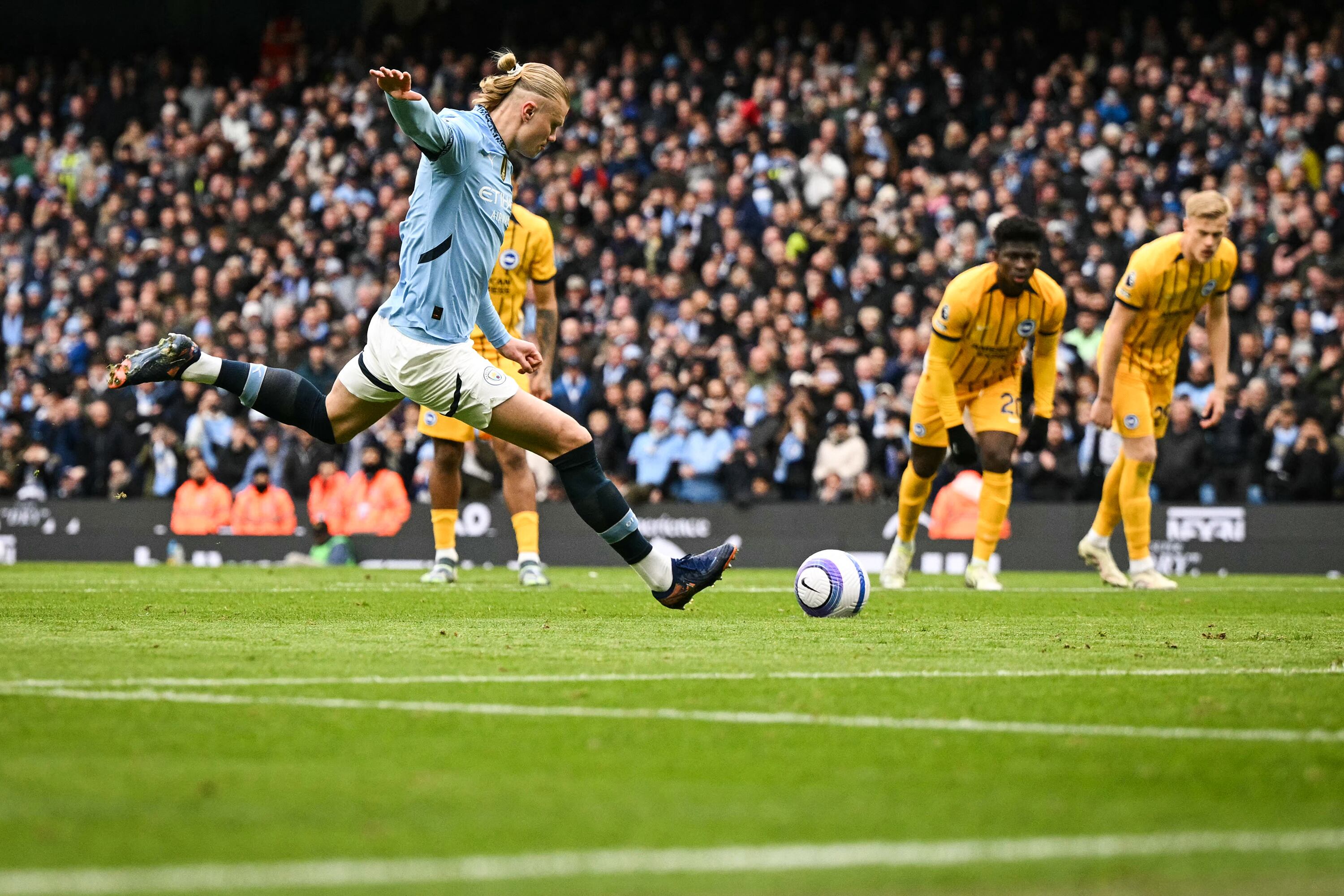 Erling Haaland se dispone a convertir de penal para el City