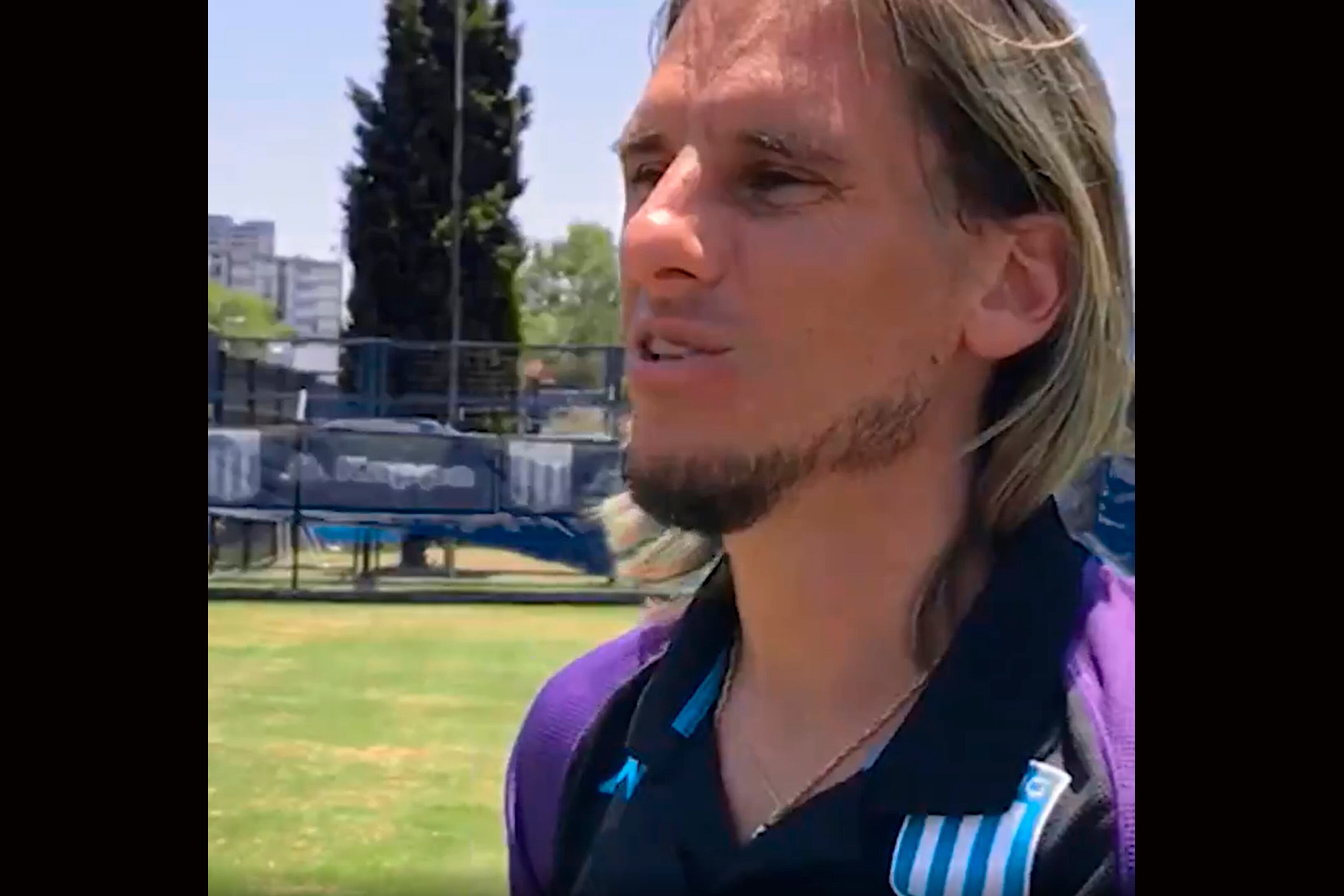 Beccacece posó con indumentaria de Racing para un video de Twitter.