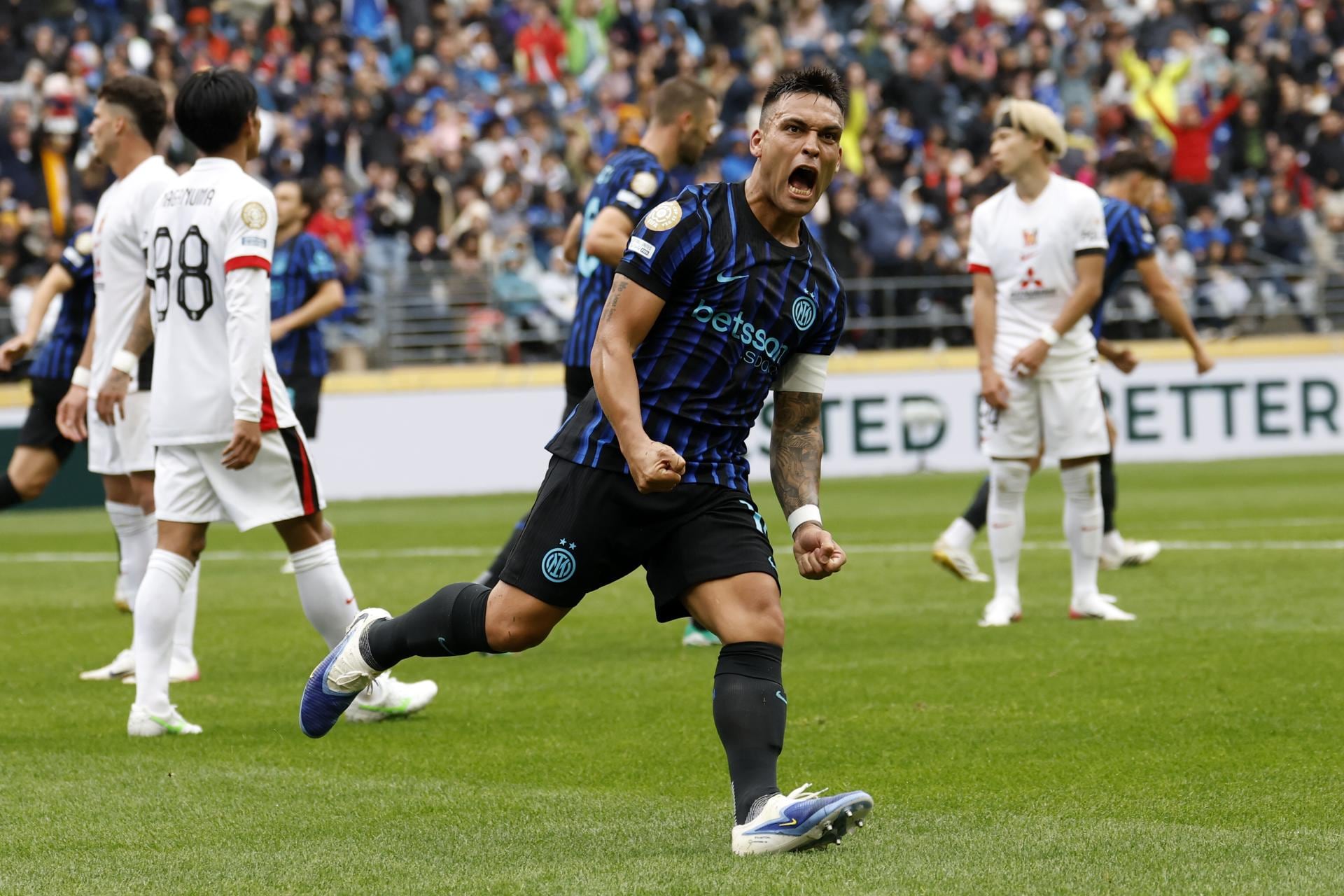 Lautaro marcó el empate con una pirueta en un corner