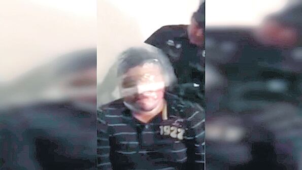 La víctima sería Carlos Santo; el interrogador, un funcionario que renunció ayer.