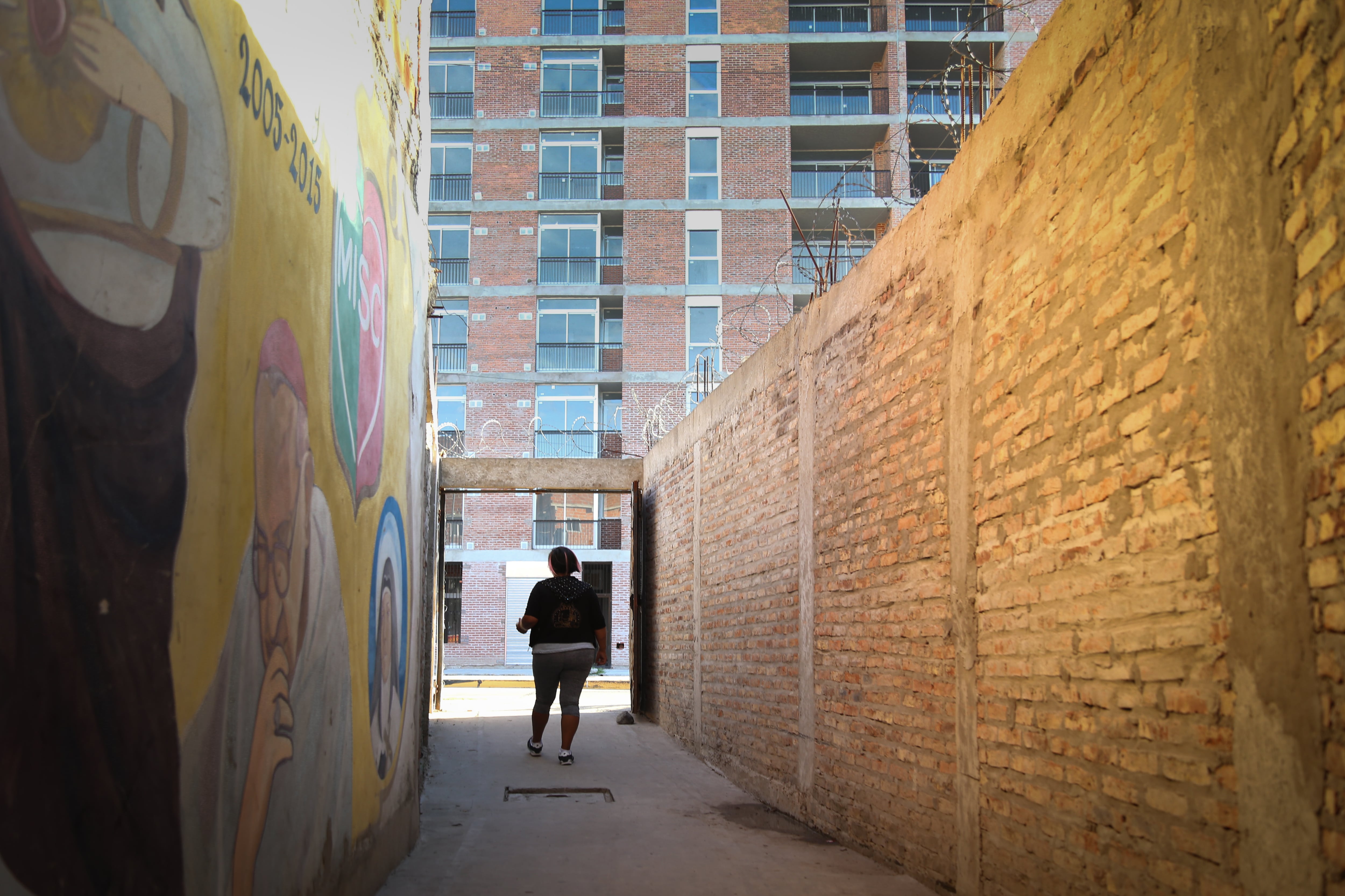 Entre la precariedad del barrio viejo y los nuevos edificios, muchas vecinas quedan fuera de los dos por denunciar violencia de género.