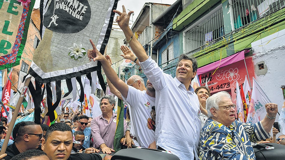 Haddad del PT hizo campaña ayer en Heliópolis, un suburbio de San Pablo.