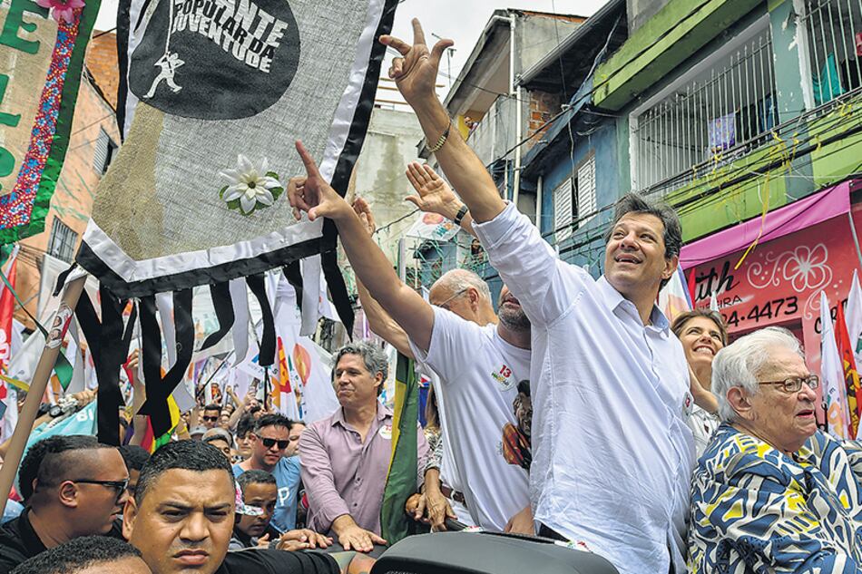 Haddad del PT hizo campaña ayer en Heliópolis, un suburbio de San Pablo.