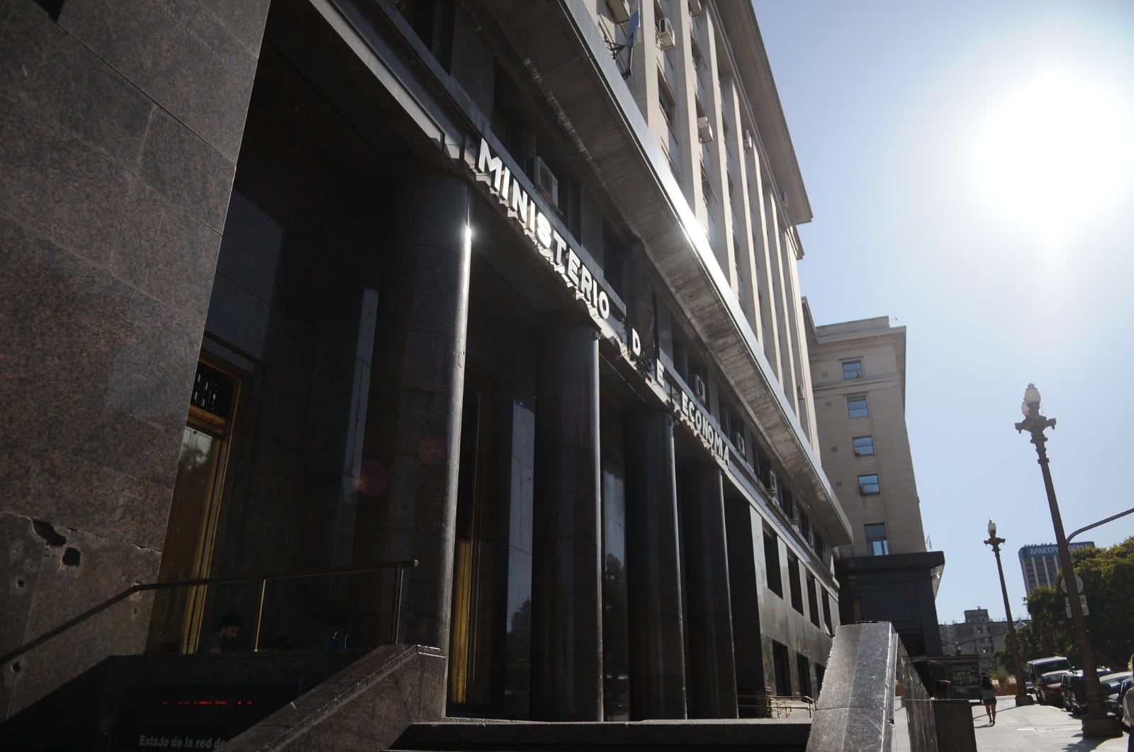 El Gobierno busca limitar la volatilidad financiera en el año electoral.