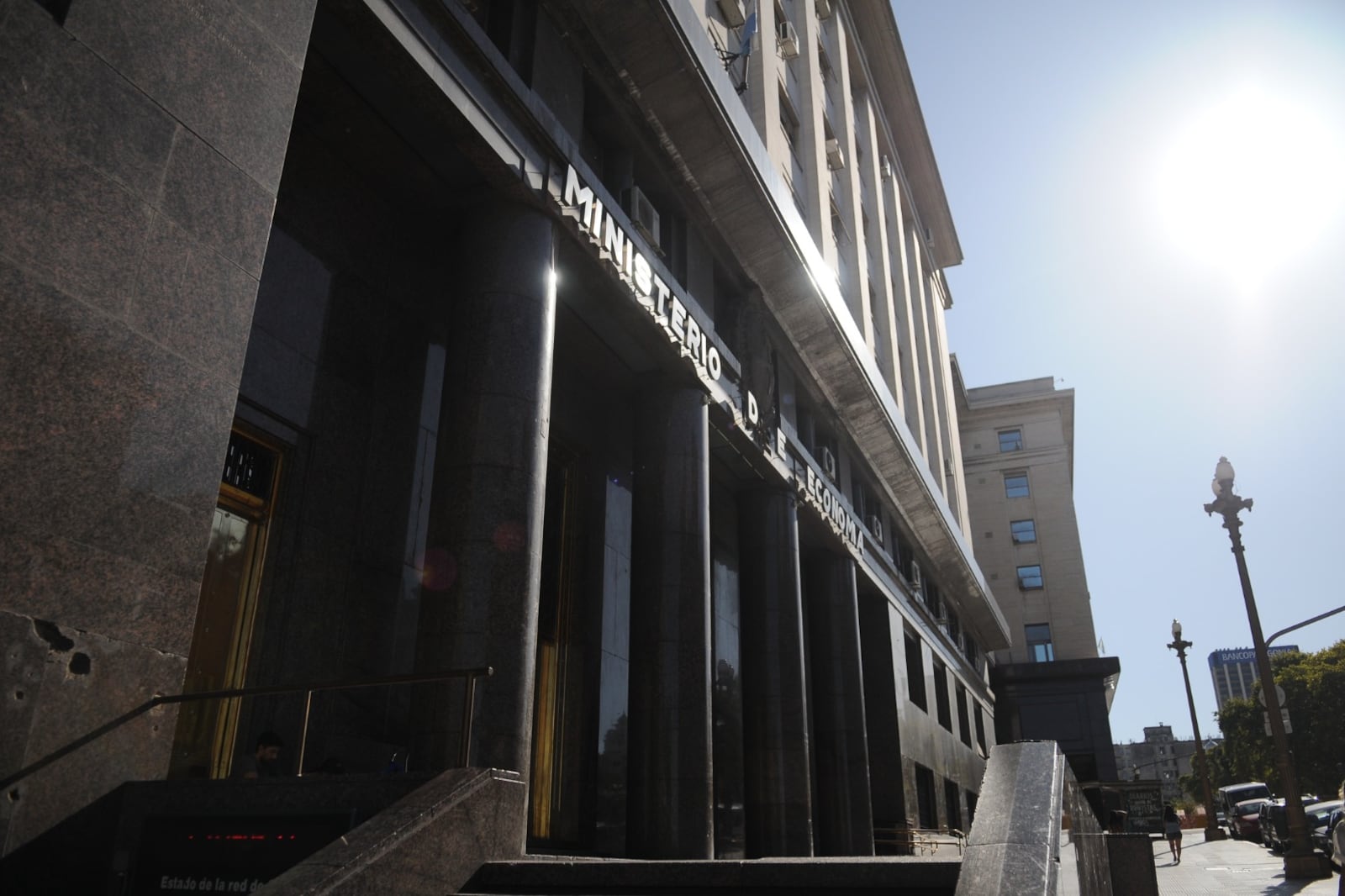 El Gobierno busca limitar la volatilidad financiera en el año electoral.