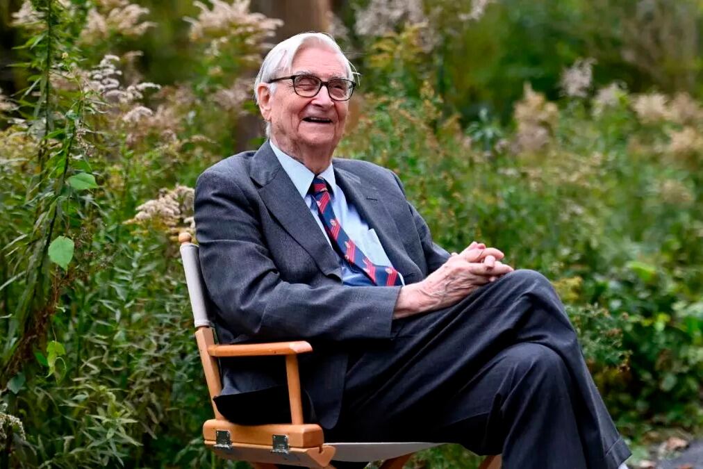 Sostuvo que los humanos se comportan en gran medida de acuerdo con principios escritos en sus genes, tesis que le valió ser acusado de determinismo genético.