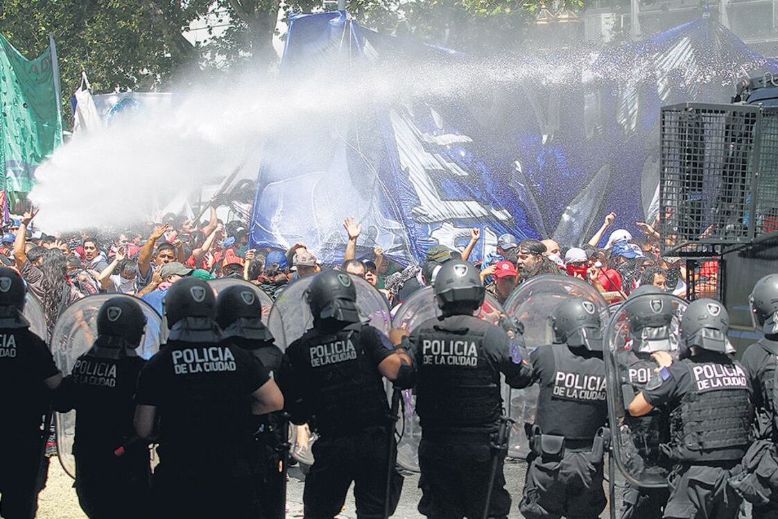 La represión policial provocó decenas de heridos durante las manifestaciones contra la reforma previsional.