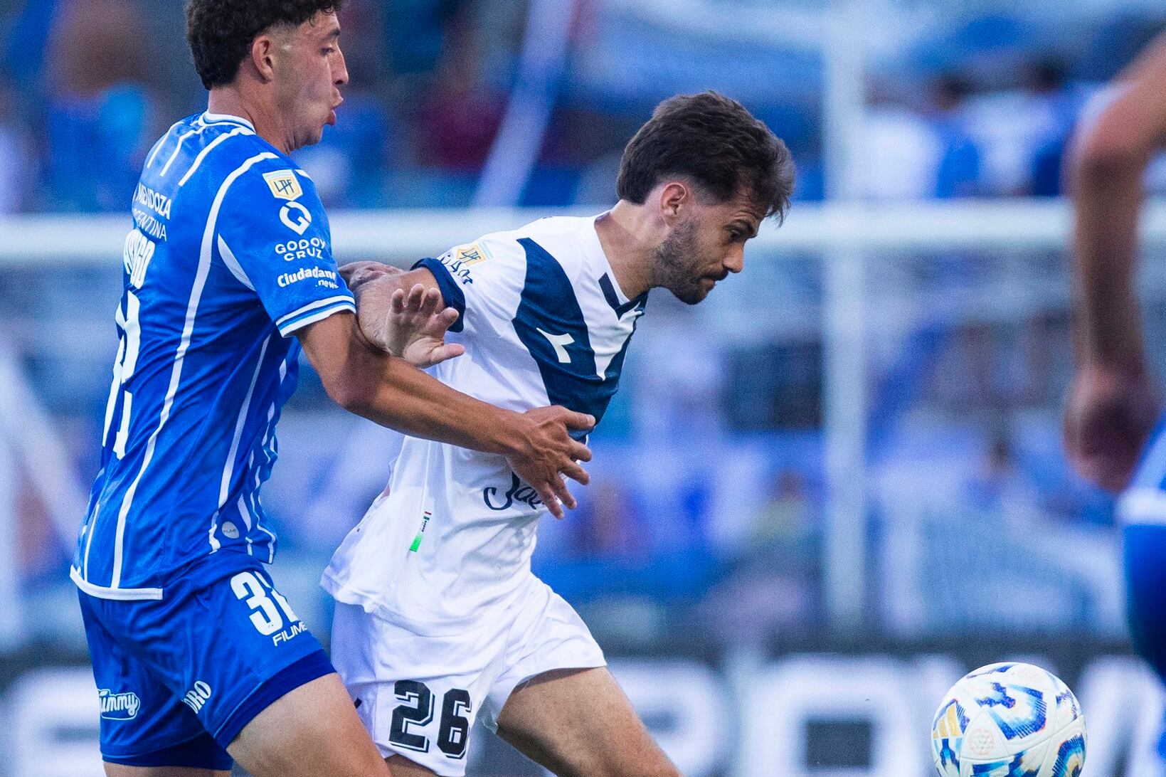 Duelo de capitanes entre Gonzalo Abregó y Agustín Bouzat.
