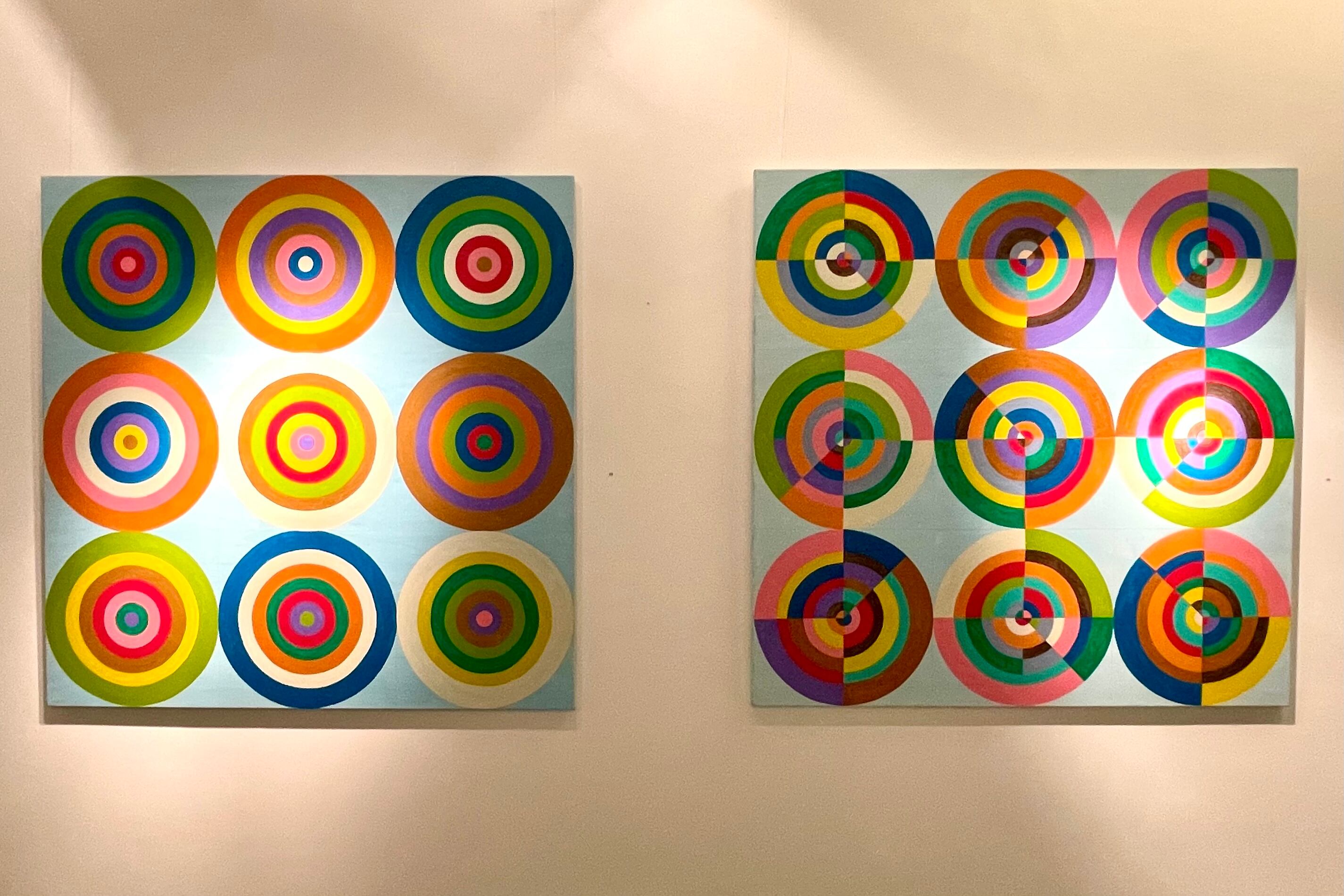 Pinturas de Tulio de Sagastizábal. Abajo: Pintura de Carlos Bissolino.