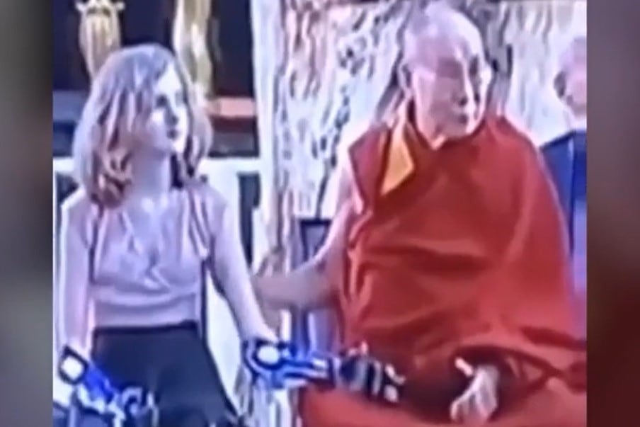 Nueva actitud del Dalai Lama causó repudio en las redes sociales.