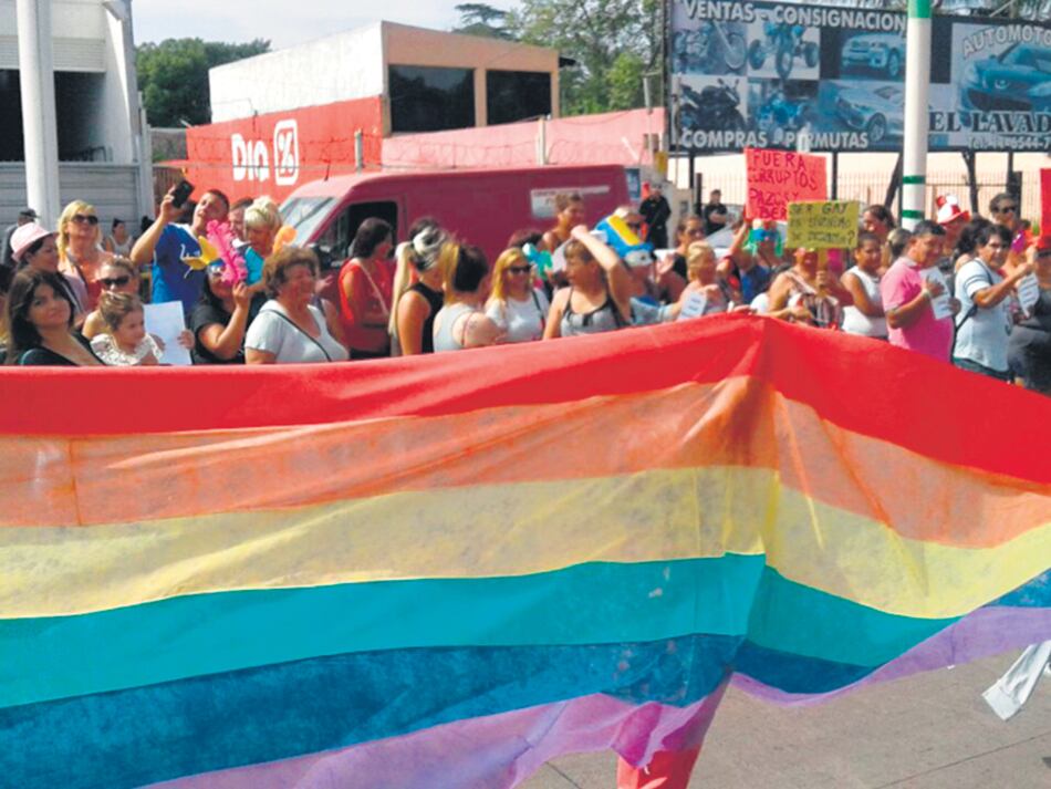 Ayer hubo un acto contra la discriminación frente a la sede del Consejo Escolar de Moreno.