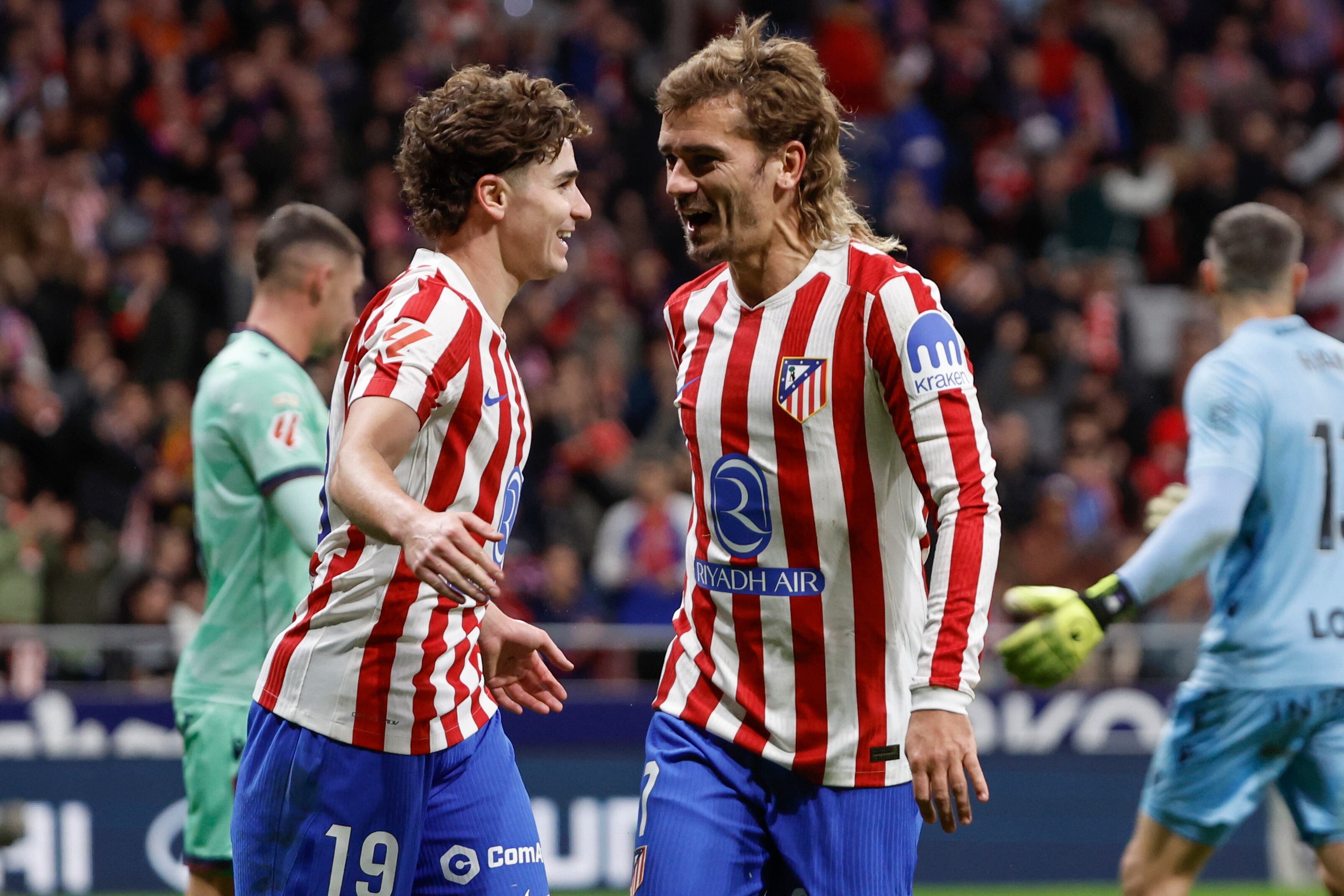 Julián Alvarez y Griezmann celebran el éxito del Aleti
