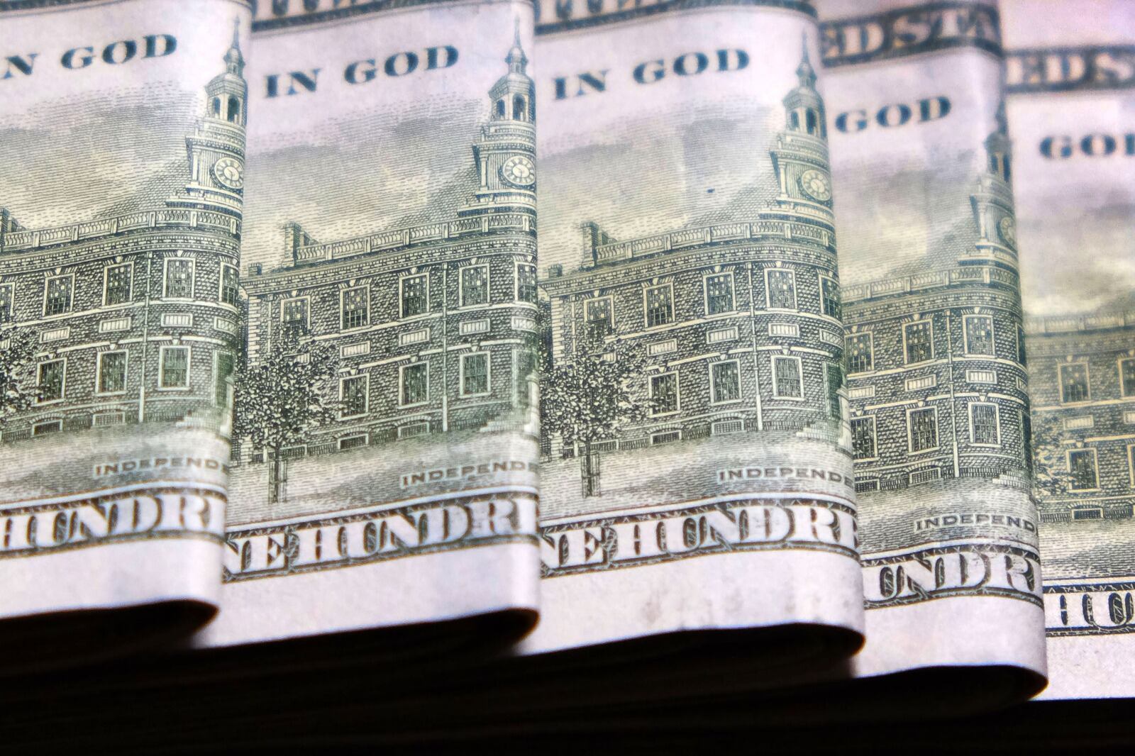 Bajas del 2 al 3 por ciento en el dólar MEP y el CCL. El blue, a 1405 pesos