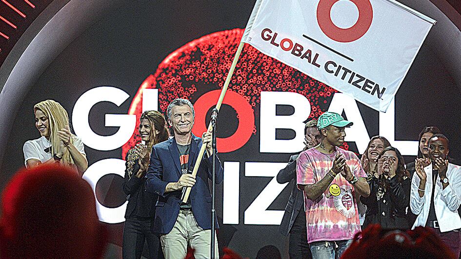 Mauricio Macri agitó la bandera de Global Citizen junto a Shakira en el escenario en Hamburgo.