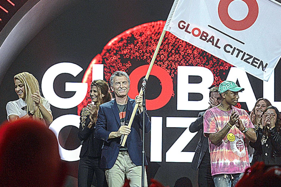 Mauricio Macri agitó la bandera de Global Citizen junto a Shakira en el escenario en Hamburgo.