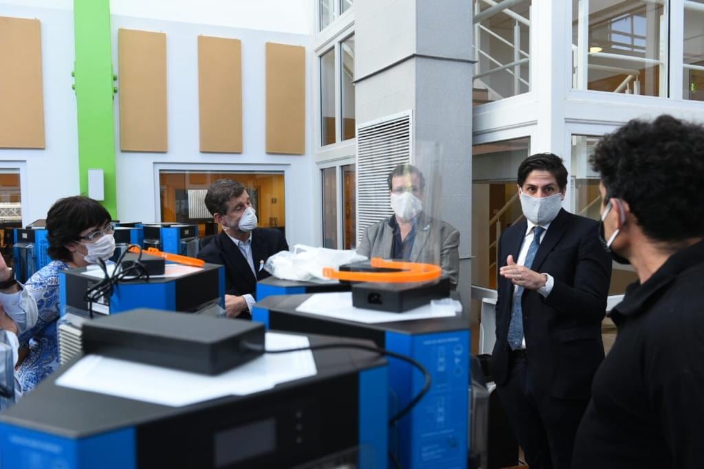 El ministro de Educación, Nicolás Trotta supervisó la instalación de más de mil impresoras 3D en el Museo Malvinas "que producirán máscaras de protección para personal esencial".