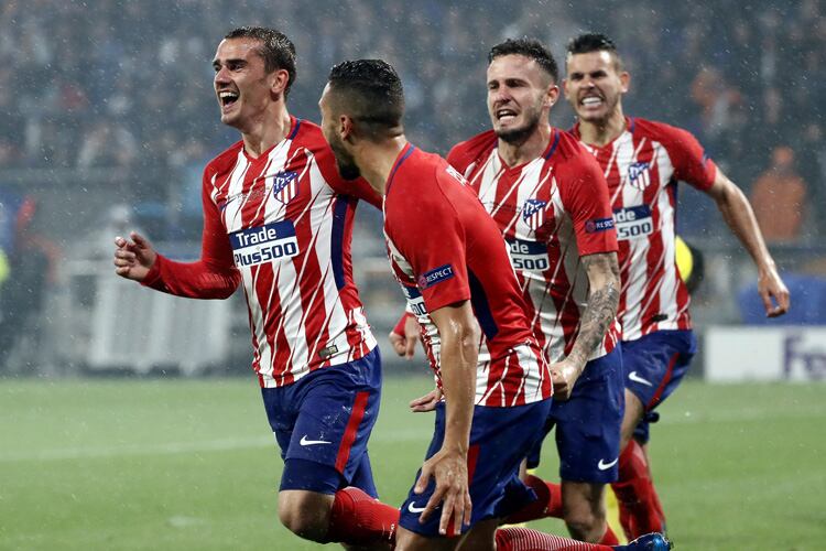 Griezmann (izquierda) festeja uno de sus goles en la final.