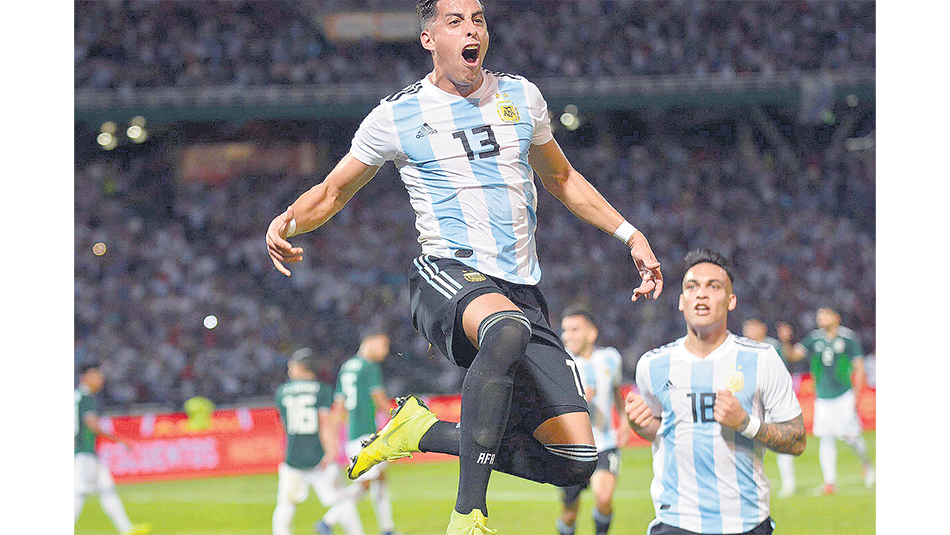 Ramiro Funes Mori grita con el alma el primer gol de Argentina, que venció 2-0 a México.