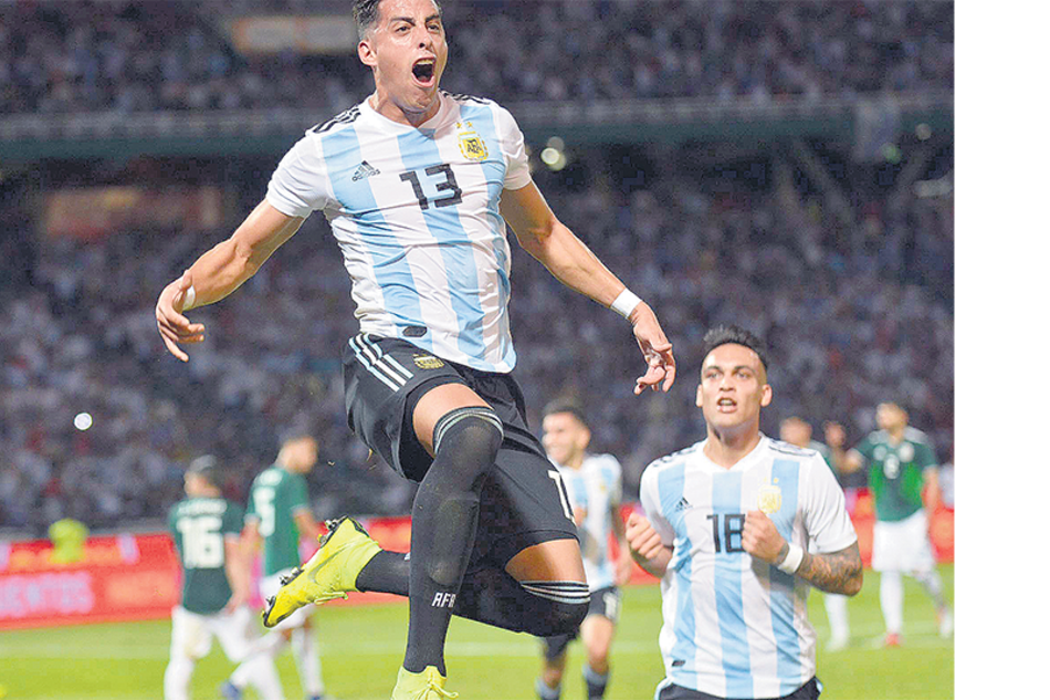 Ramiro Funes Mori grita con el alma el primer gol de Argentina, que venció 2-0 a México.