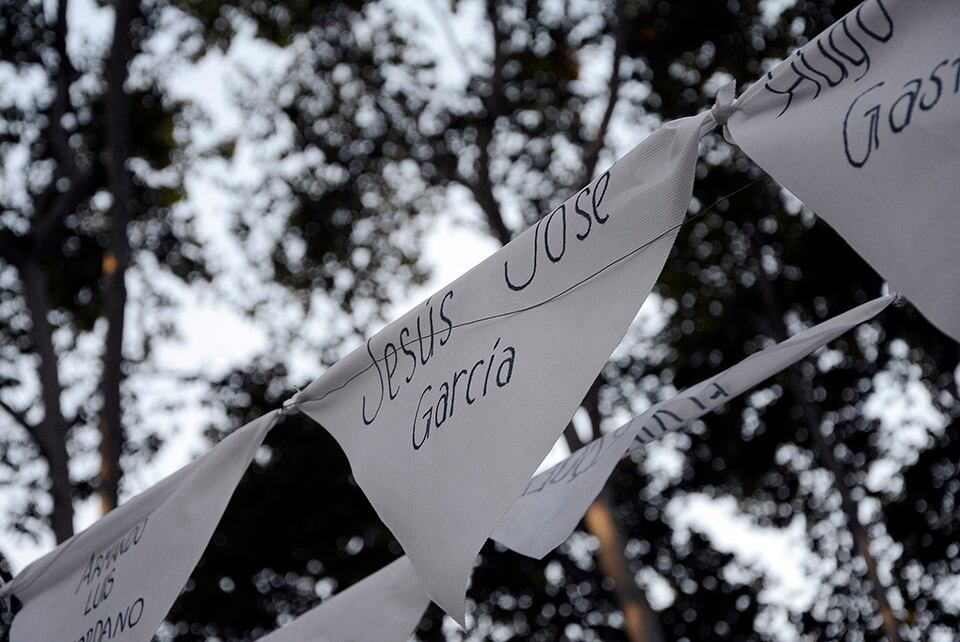 En la Plaza 25 de mayo, el martes 23 por la noche habrá vigilia y una instalación con unos 700 pañuelos con nombres de desaparecidos. 