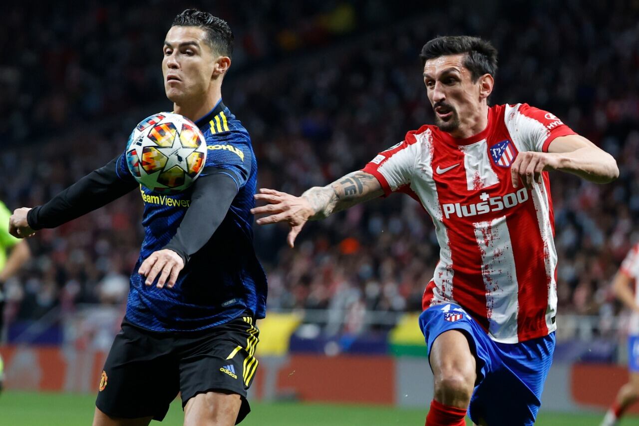 Cristiano mata la pelota con el pecho.