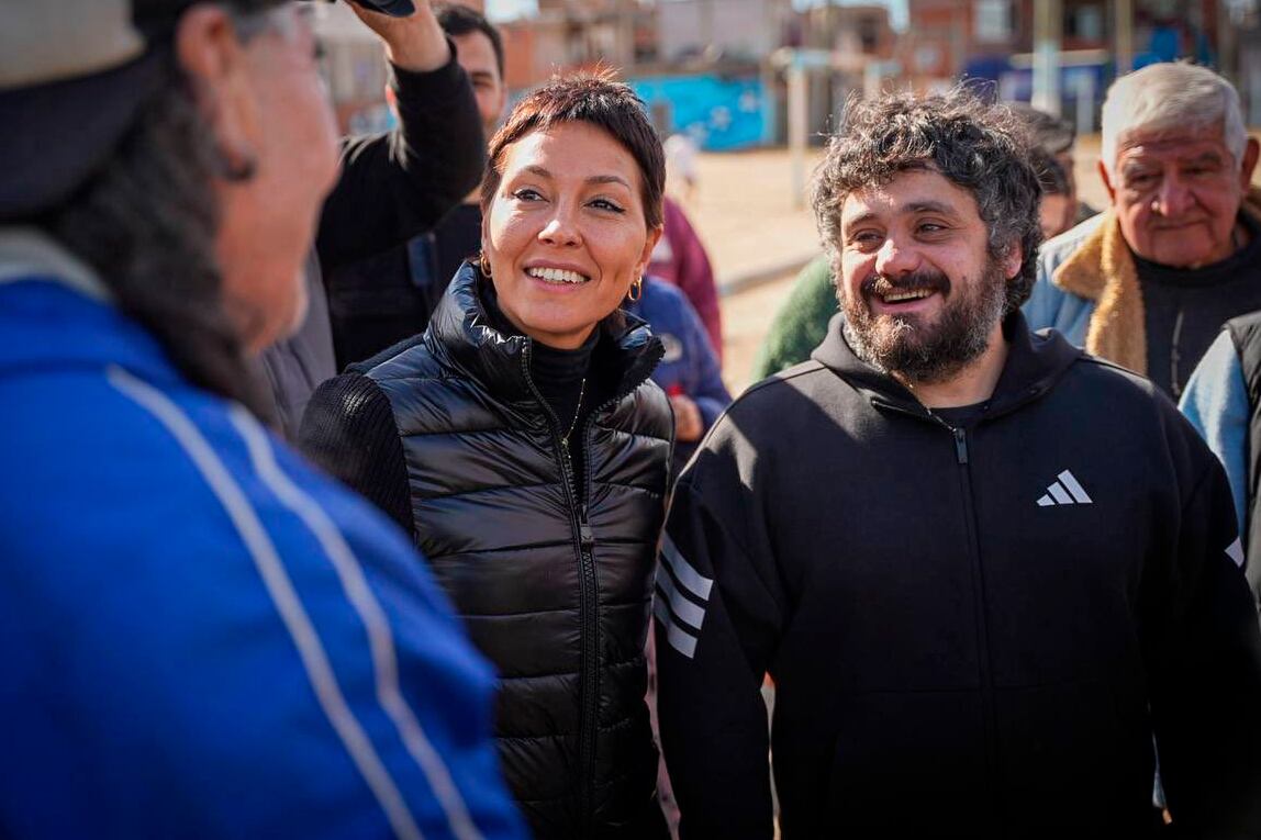Facundo Tignanelli, de campaña junto a Mayra Mendoza. 