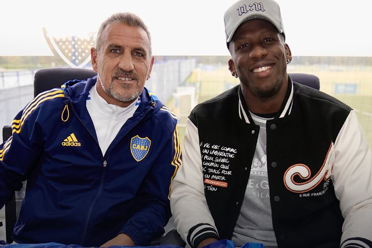 Advíncula firmó junto a Raúl Cascini, integrante de la Comisión de Fútbol xeneize