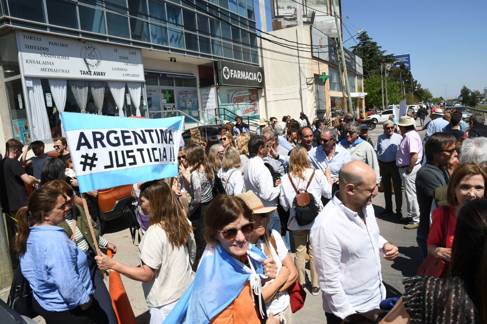 Familiares y amigos de Andrés Blaquier se concentraron frente al tribunal.