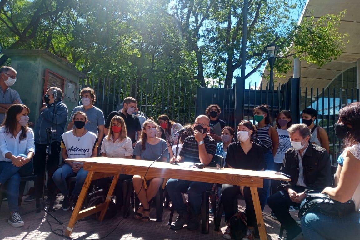 Padres, cooperadoras, estudiantes secundarios y sindicatos docentes de la Ciudad reclamaron a Soledad Acuña que postergue el comienzo de las clases tras advertirle que hay edificios escolares que no reúnen condiciones para una presencialidad segura.