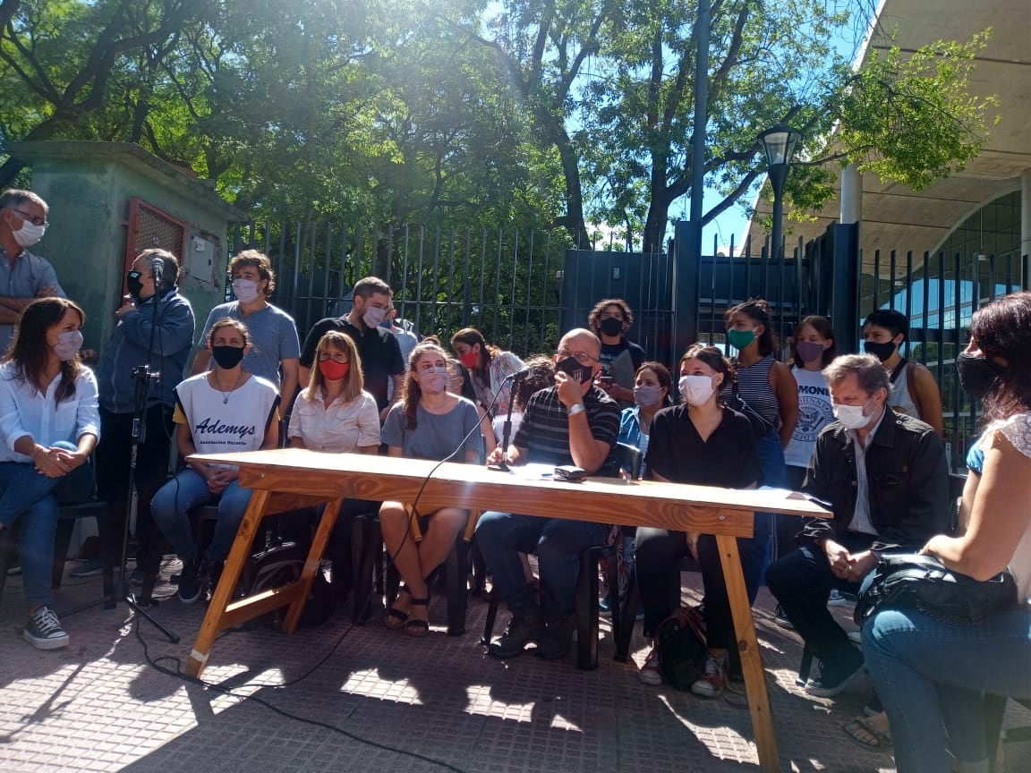 Padres, cooperadoras, estudiantes secundarios y sindicatos docentes de la Ciudad reclamaron a Soledad Acuña que postergue el comienzo de las clases tras advertirle que hay edificios escolares que no reúnen condiciones para una presencialidad segura.