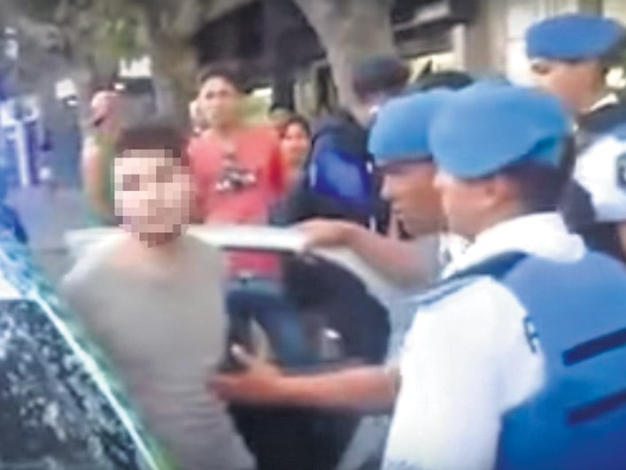 El forcejeo entre policías, vecinos y el pibe detenido y luego liberado.