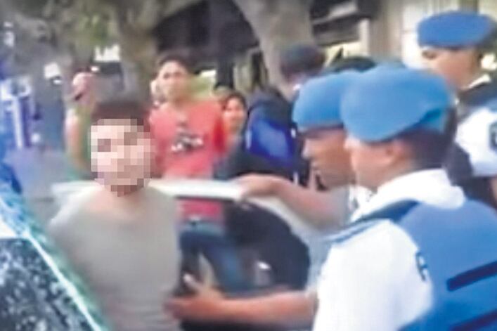 El forcejeo entre policías, vecinos y el pibe detenido y luego liberado.