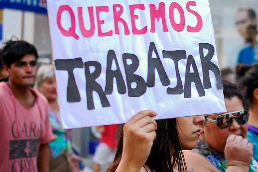 Ajuste laboral: el salario mínimo perdió un tercio de su poder adquisitivo en 19 meses