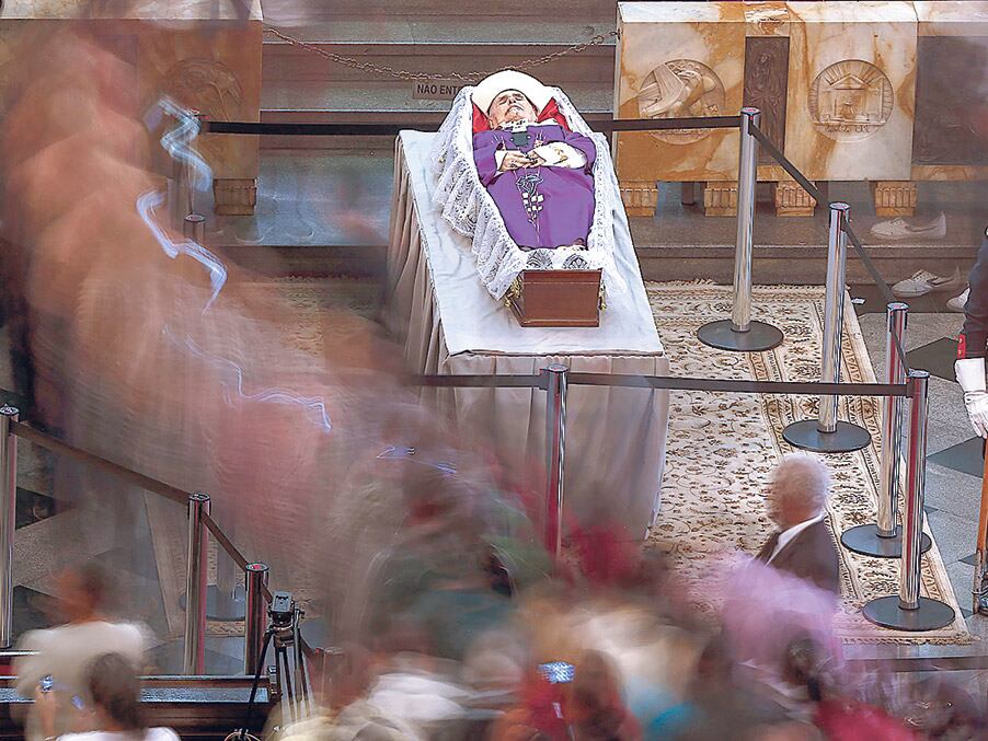 El velatorio del arzobispo Arns en San Pablo contó con la presencia de Leonardo Boff pero no con la de Temer.