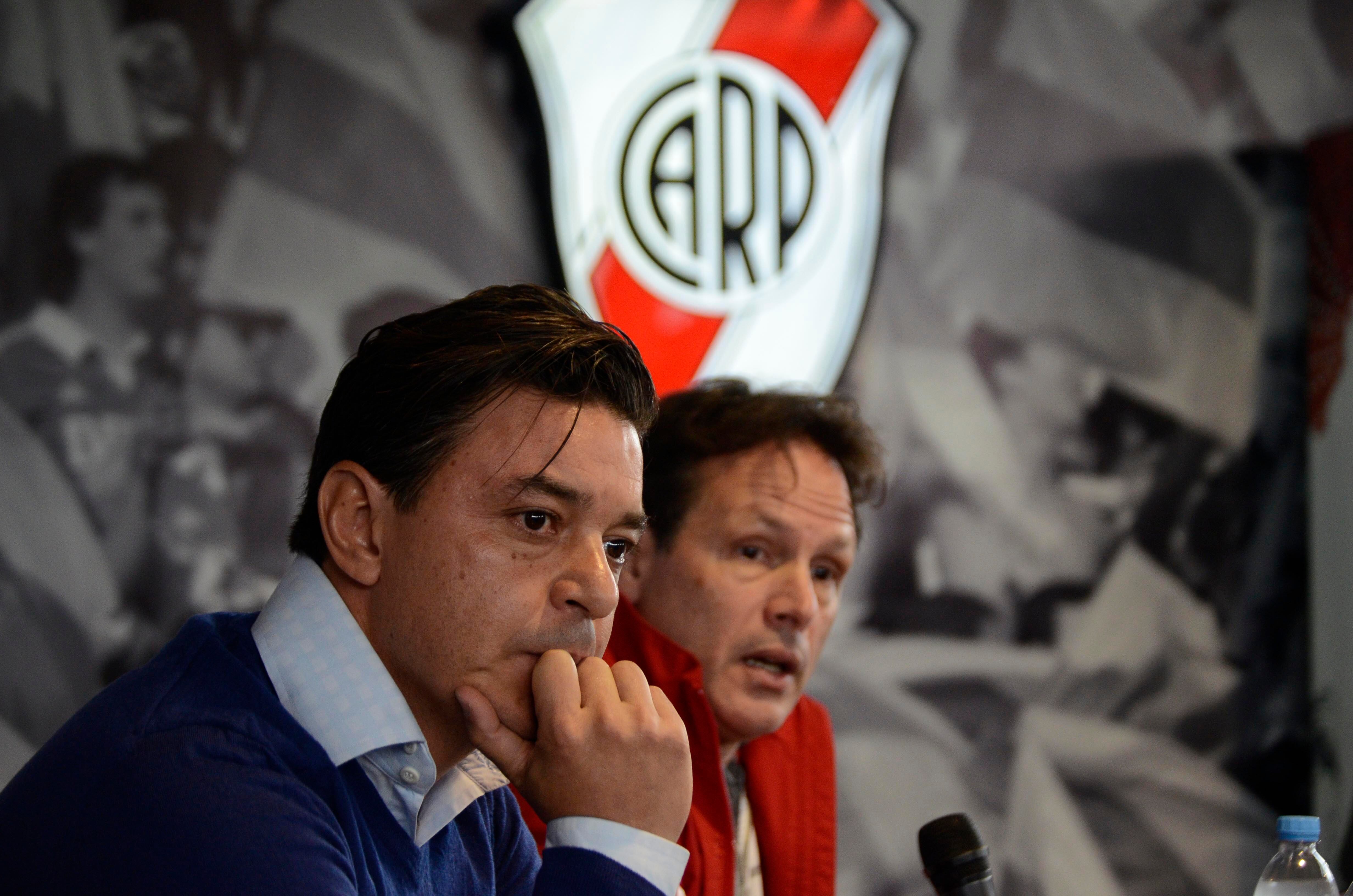 Marcelo Gallardo habló ante la prensa junto al médico de River, Pedro Hansing.