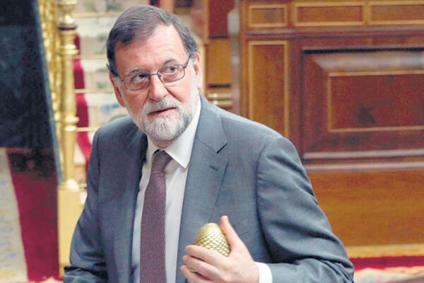 Rajoy acusó de “chantajista” al líder socialista Sánchez.